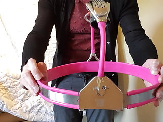 БДСМ Tranny Guy in Pink Chastity Belt