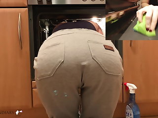 Dán helpless teen fucked in her ass while cleaning the kitchen