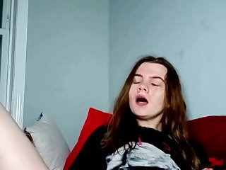 Vibrateur horny E-thot makes herself cum at 2:31